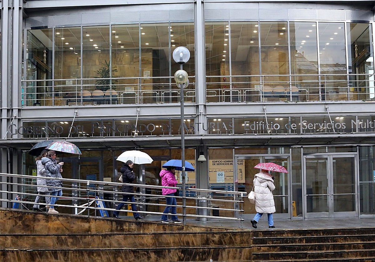 Personas delante del registro que el Principado tiene en Llamaquique, Oviedo, uno de los puntos para solicitar las ayudas.