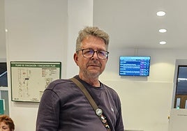 Rubén Herrero, a punto de coger el AVE para asistir al acto oficial del Día Mundial de la Salud Mental que se celebra en Madrid con la Reina Letizia y en el que representa a la asociación Afesa Asturias.