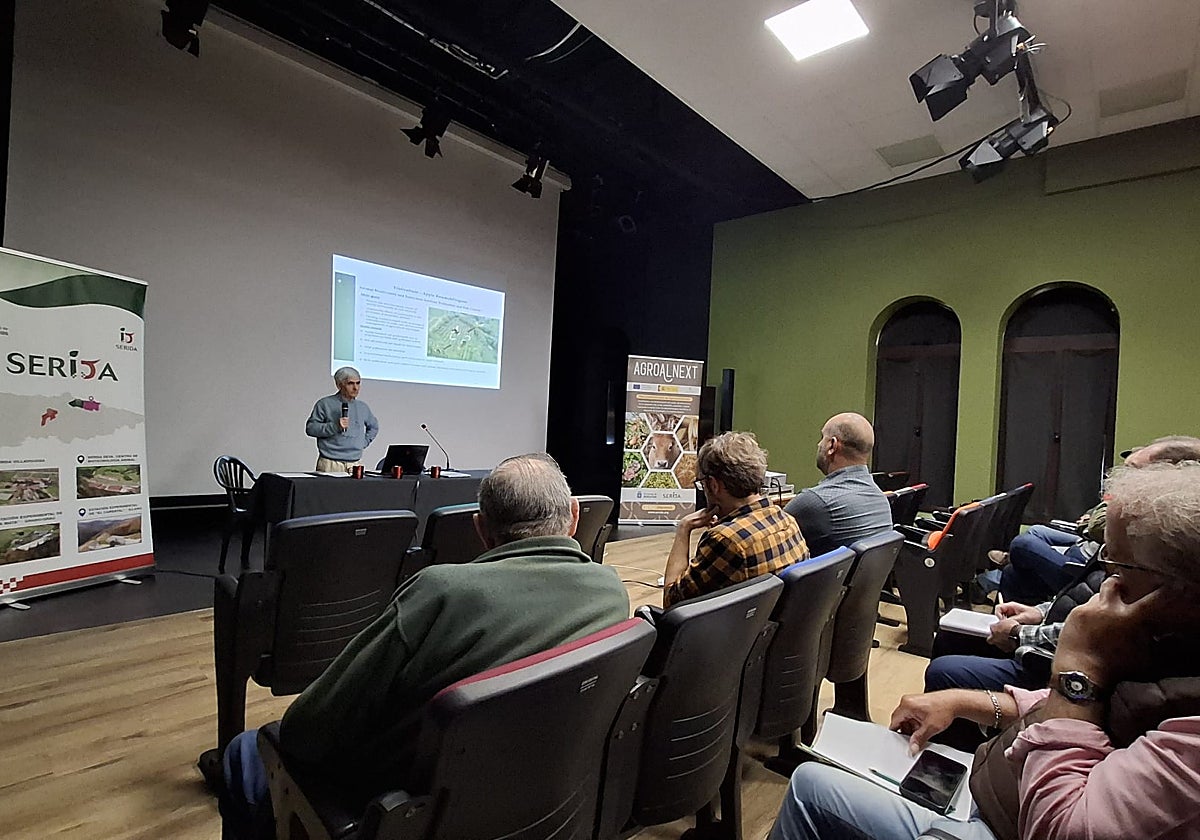 El investigador y responsable del área de fruticultura del Serida, Enrique Dapena, explica el funcionamiento de Agrodata Astur a los productores de manzana, en el Ateneo Obrero de Villaviciosa