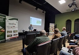 El investigador y responsable del área de fruticultura del Serida, Enrique Dapena, explica el funcionamiento de Agrodata Astur a los productores de manzana, en el Ateneo Obrero de Villaviciosa