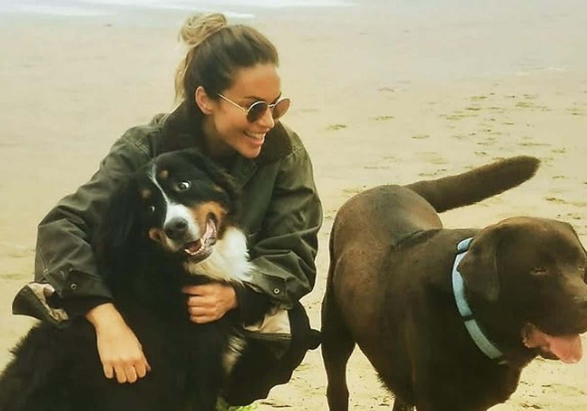 Lara Álvarez disfruta con sus perros en la playa de San Lorenzo, en Gijón: «Me explota el corazón de felicidad»