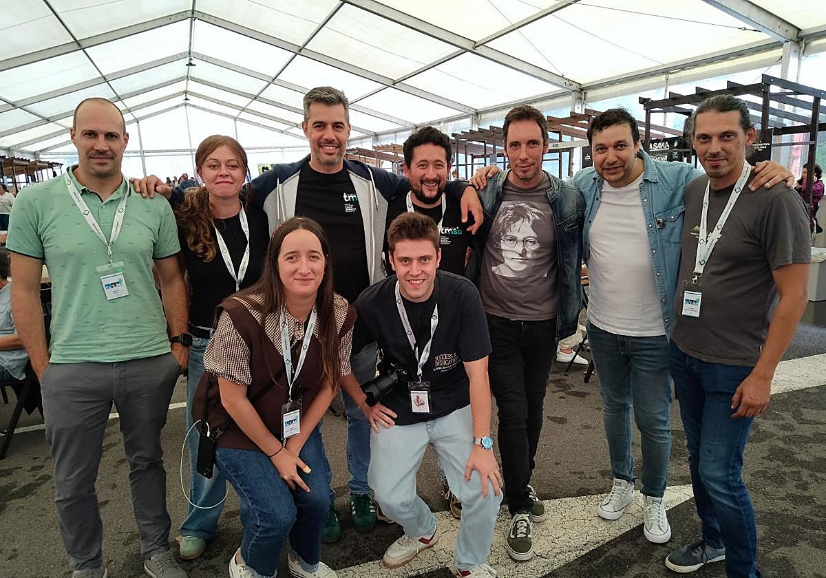 Equipo de comunicación de la empresa minera en el Economato Gourmet, con los músicos Manu y Gastón.