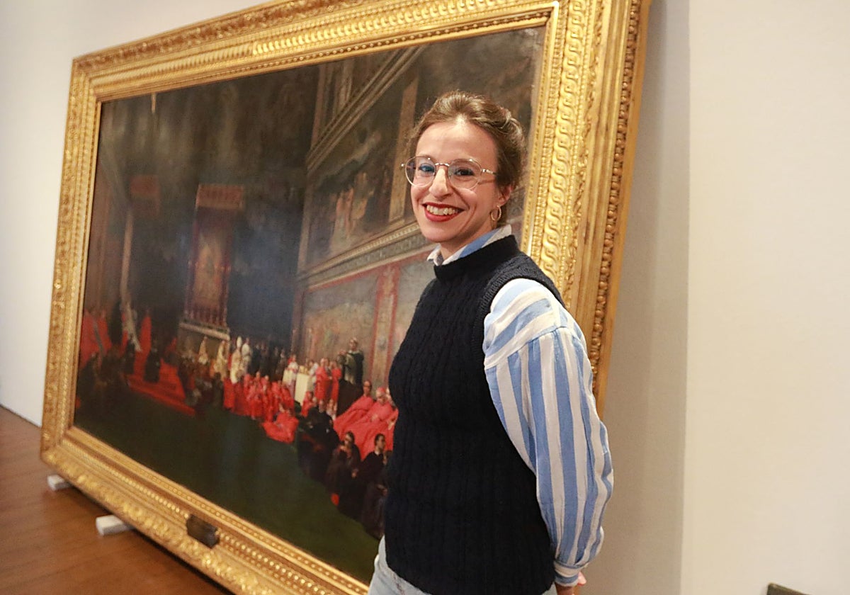 Gretel Piquer posa con el Palmaroli de gran formato que inunda la sala principal de la primer planta.