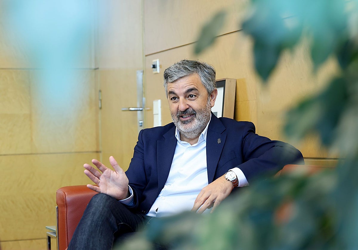 El consejero de Movilidad, Alejandro Calvo, atiende a EL COMERCIO en su despacho.
