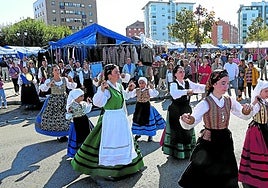 Música y danza tradicional para amenizar la mañana en el mercadillo de La Corredoria.