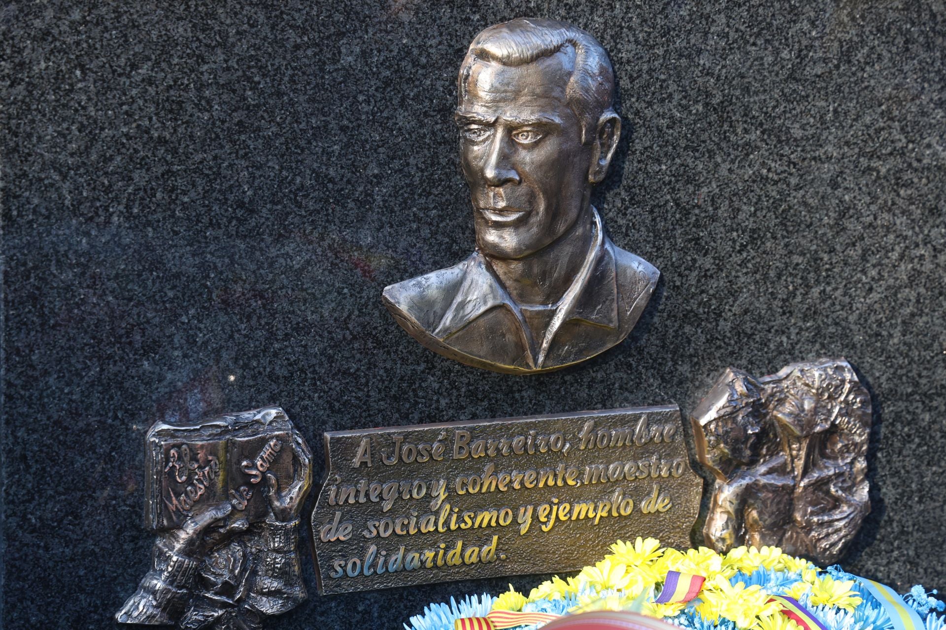 Emotivo homenaje a José Barreiro: «Cumplimos su deseo de regresar a Asturias»