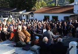 Emotivo homenaje a José Barreiro: «Cumplimos su deseo de regresar a Asturias»