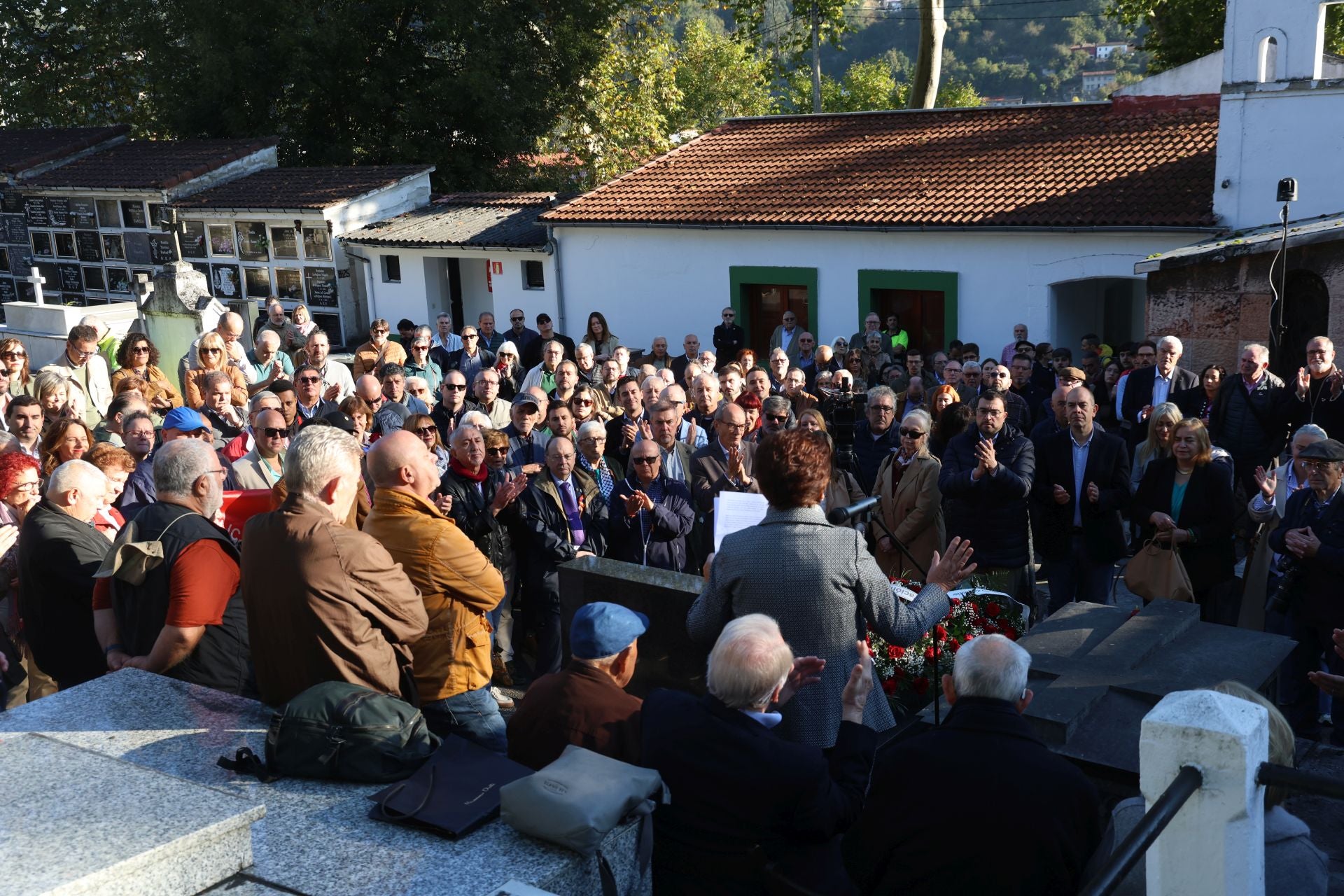 Emotivo homenaje a José Barreiro: «Cumplimos su deseo de regresar a Asturias»