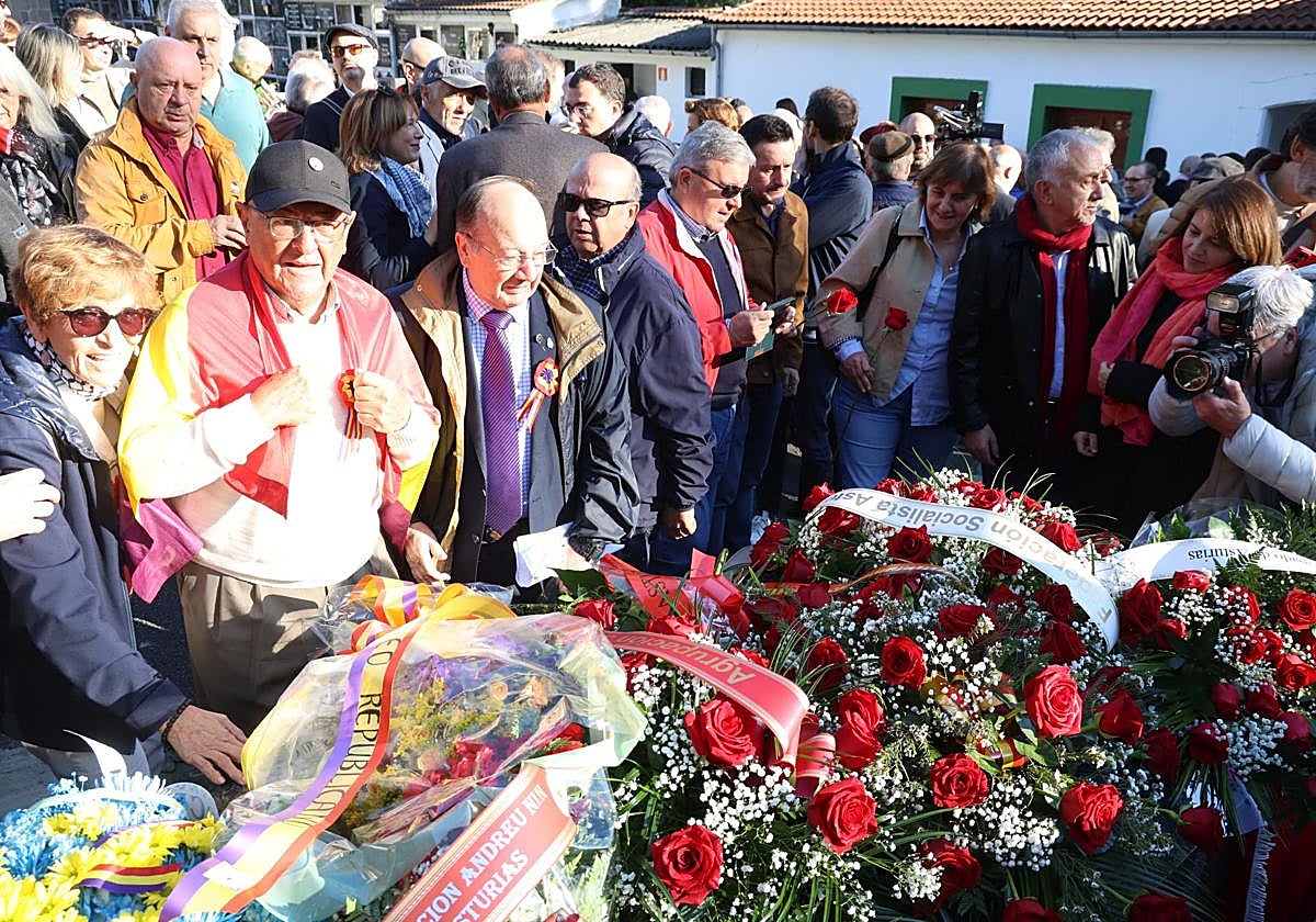 Inhumación de los restos de José Barreiro en el cementerio de Sama.
