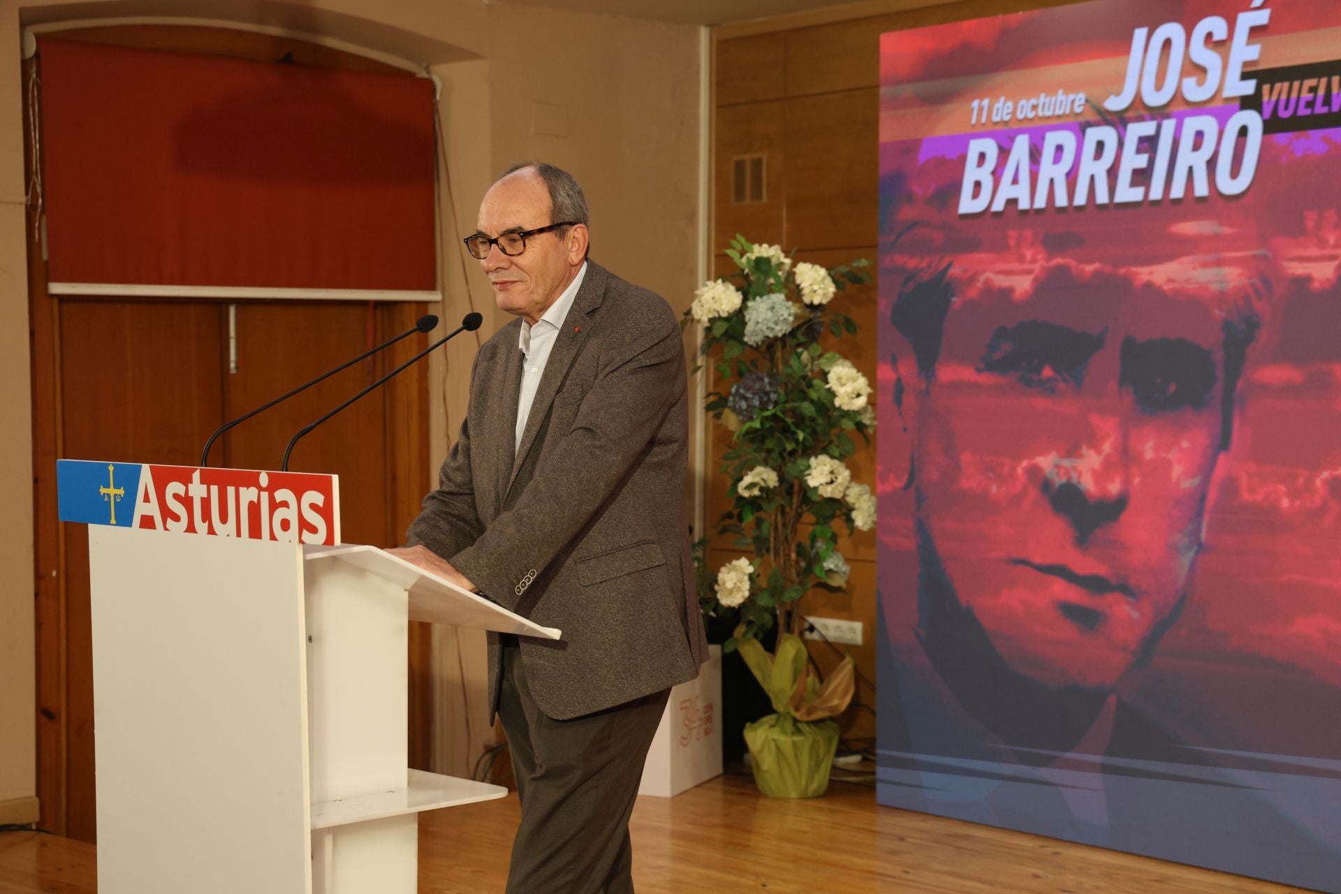 Emotivo homenaje a José Barreiro: «Cumplimos su deseo de regresar a Asturias»