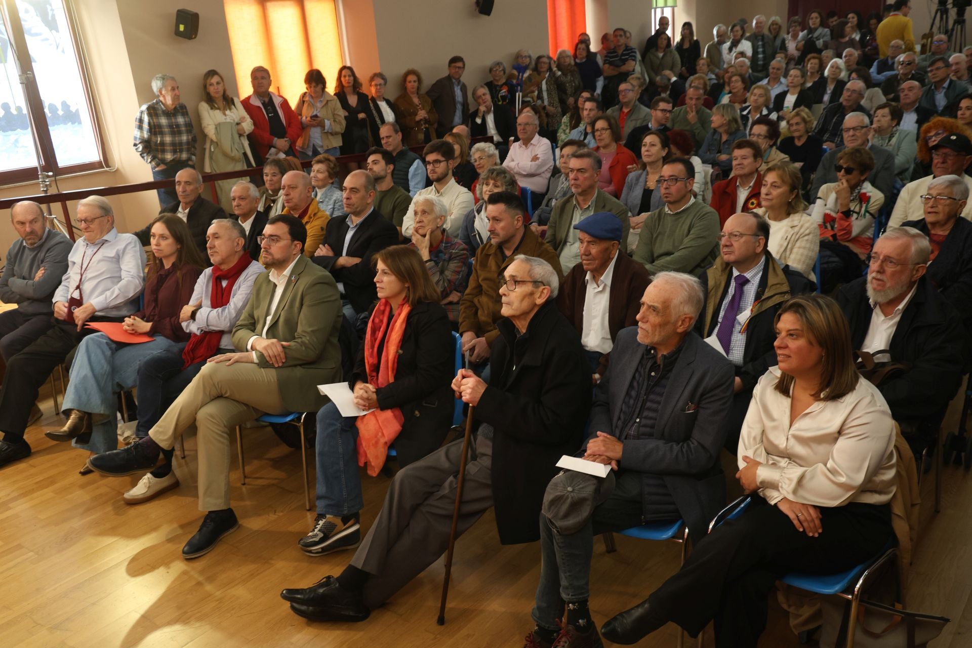Emotivo homenaje a José Barreiro: «Cumplimos su deseo de regresar a Asturias»