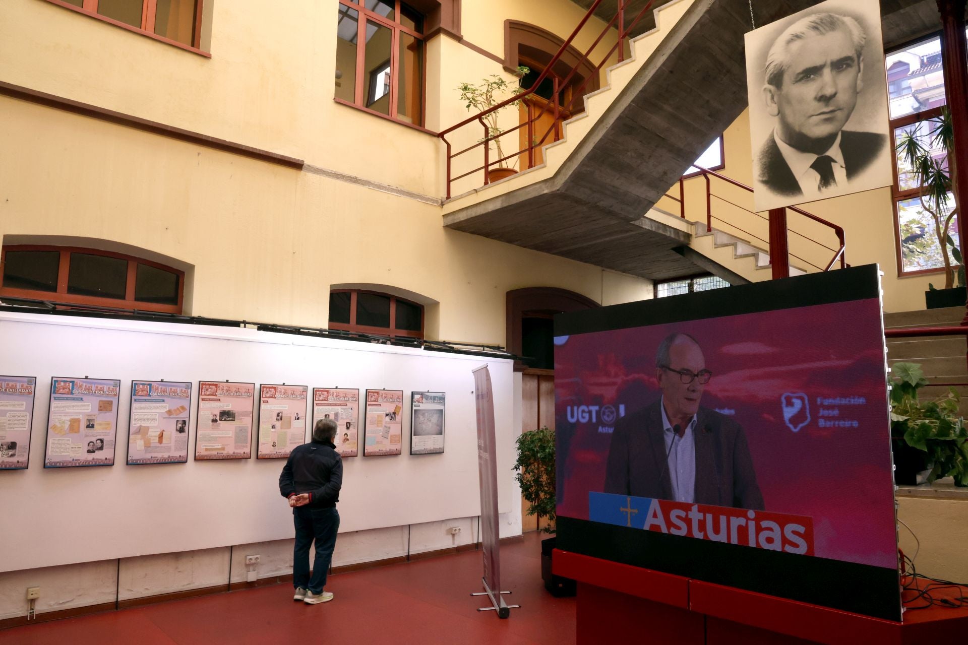 Emotivo homenaje a José Barreiro: «Cumplimos su deseo de regresar a Asturias»