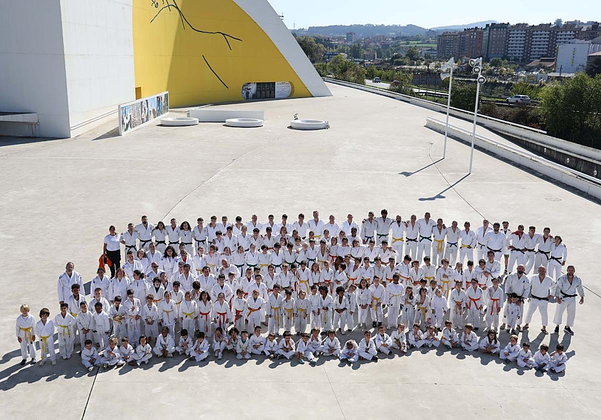 Foto de familia del Judo Avilés en el Centro Niemeyer.