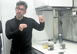 El investigador Diego Amores en la planta piloto instalada en el pozo Carrio junto los productos que se extraen de las larvas