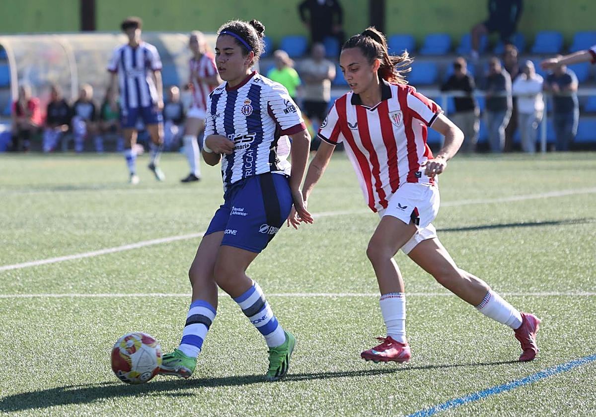 Pali, autora del gol del Real Avilés, ejecuta un pase.
