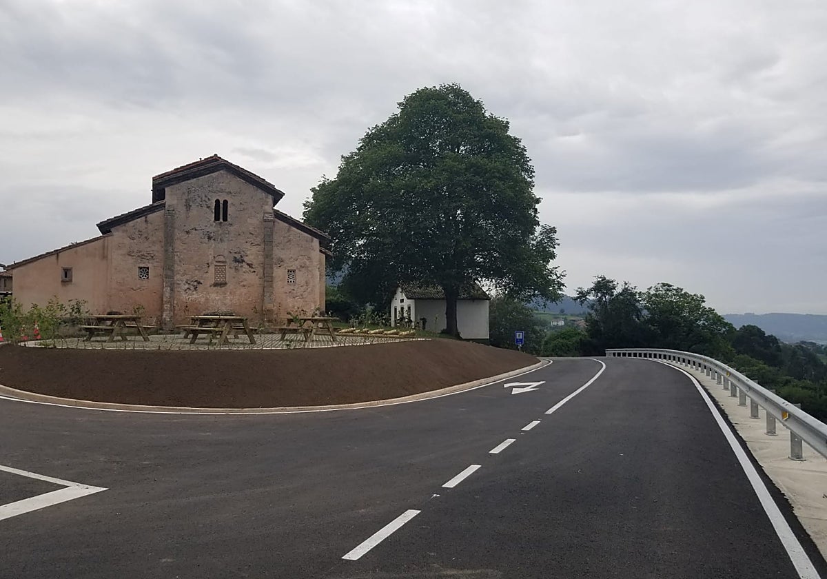 La remodelada carretera, a su paso junto a la iglesia de San Salvador, en Villaviciosa