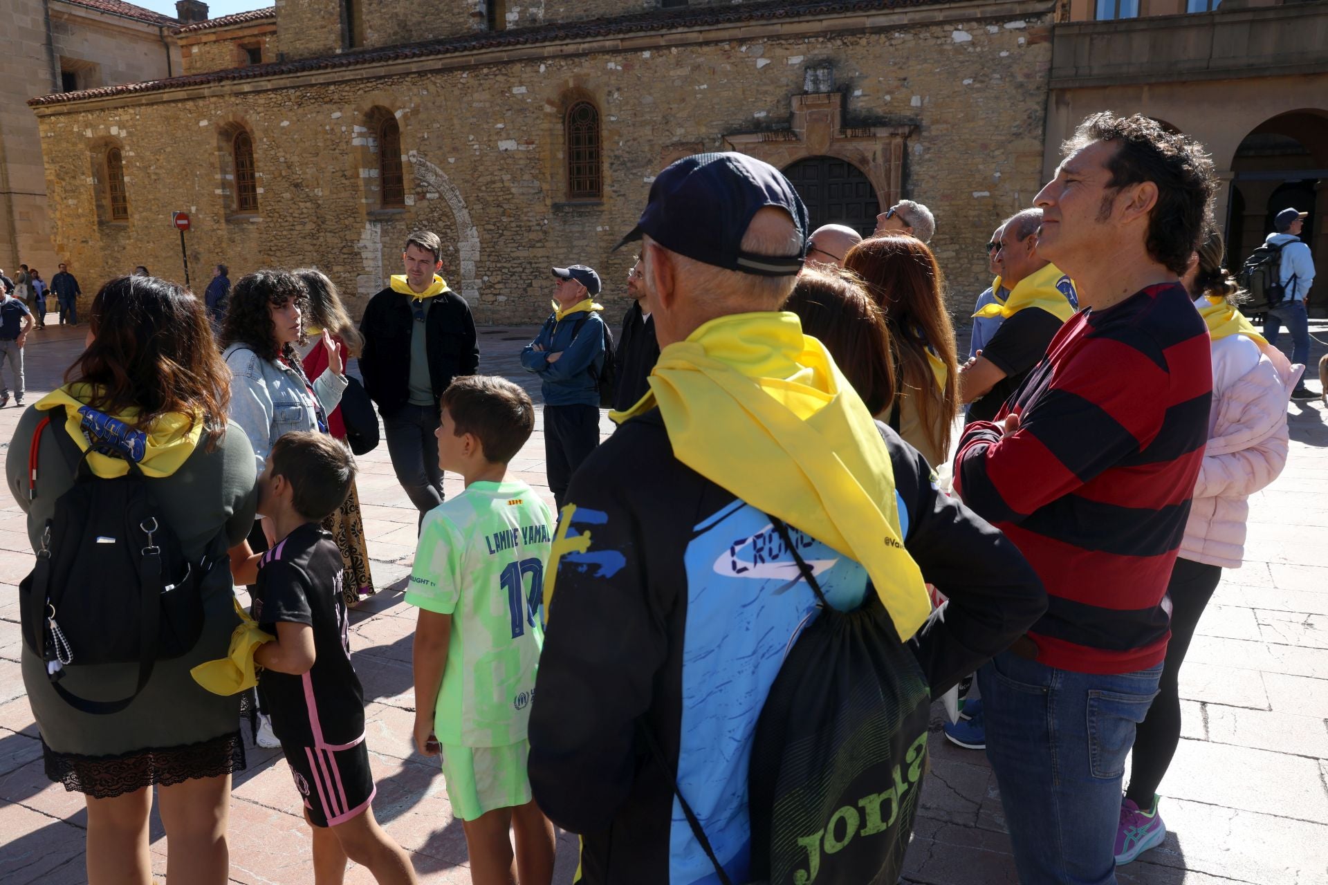 El sol y el puente llenan las calles de Asturias