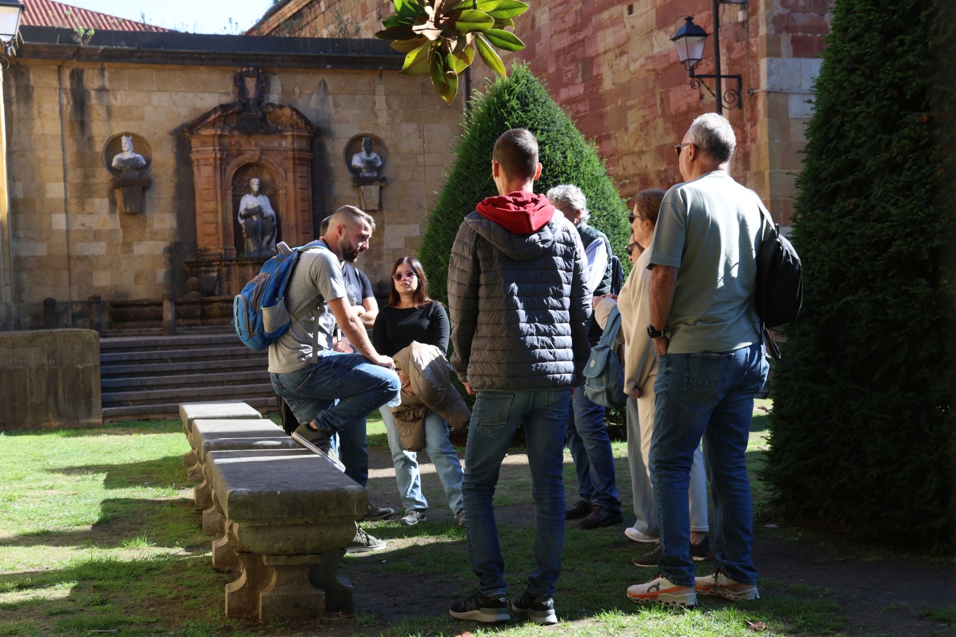 El sol y el puente llenan las calles de Asturias