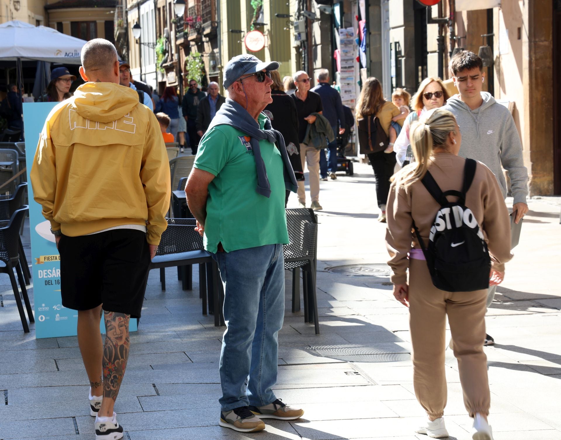 El sol y el puente llenan las calles de Asturias