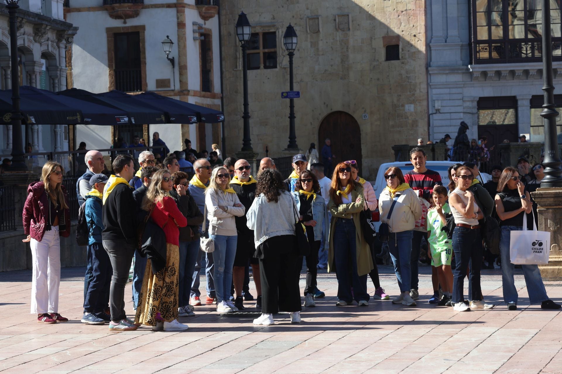 El sol y el puente llenan las calles de Asturias