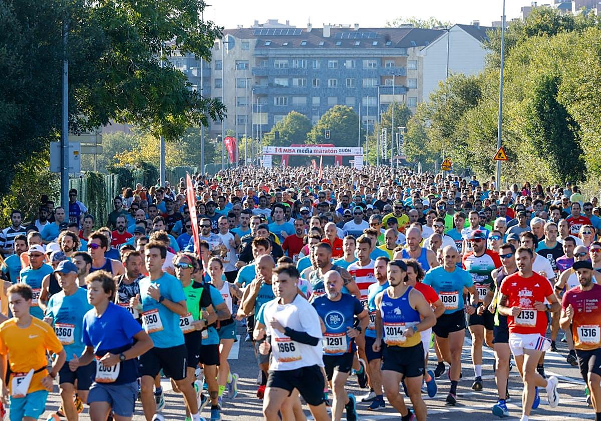 Los corredores, a la salida de la prueba.