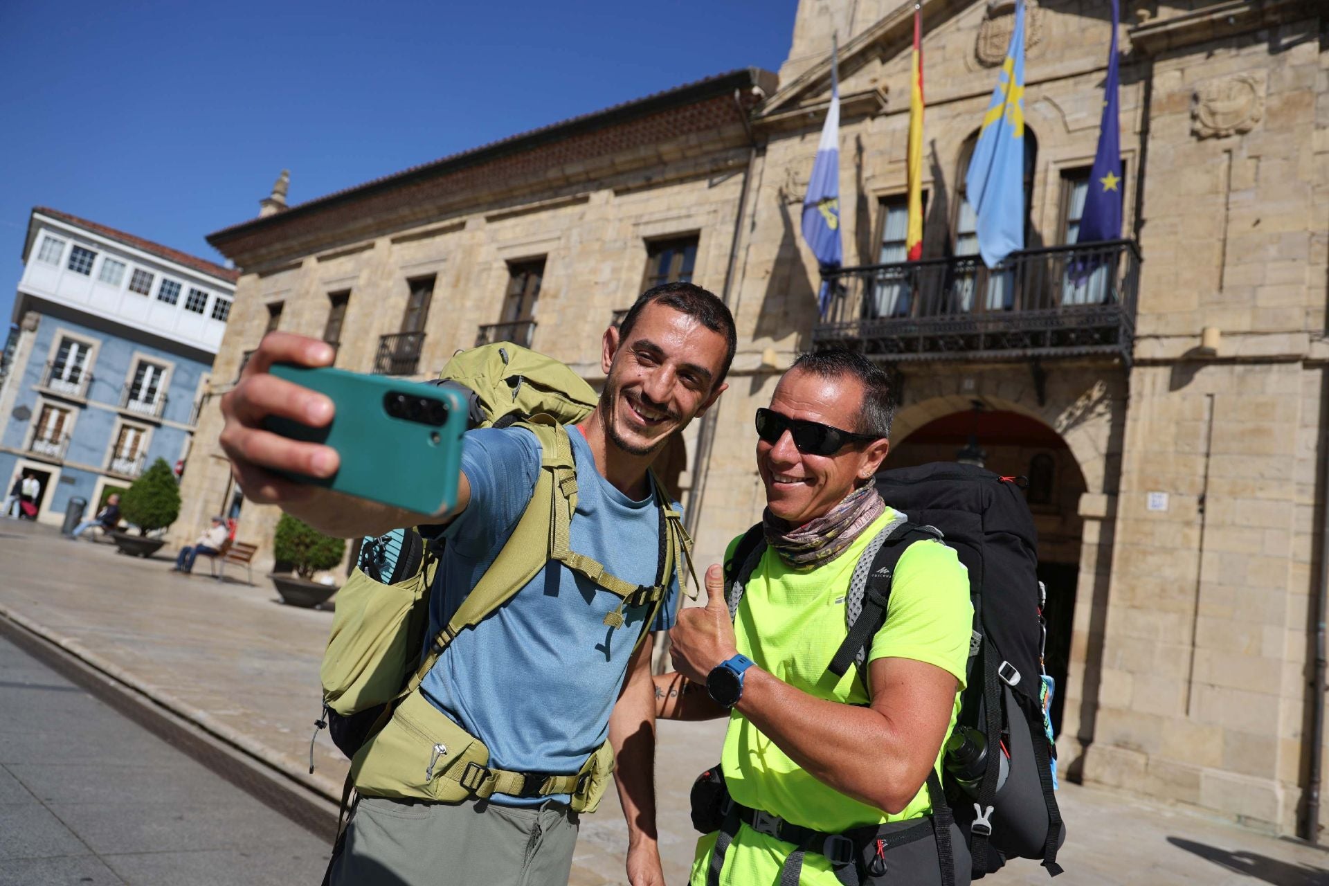 El sol y el puente llenan las calles de Asturias