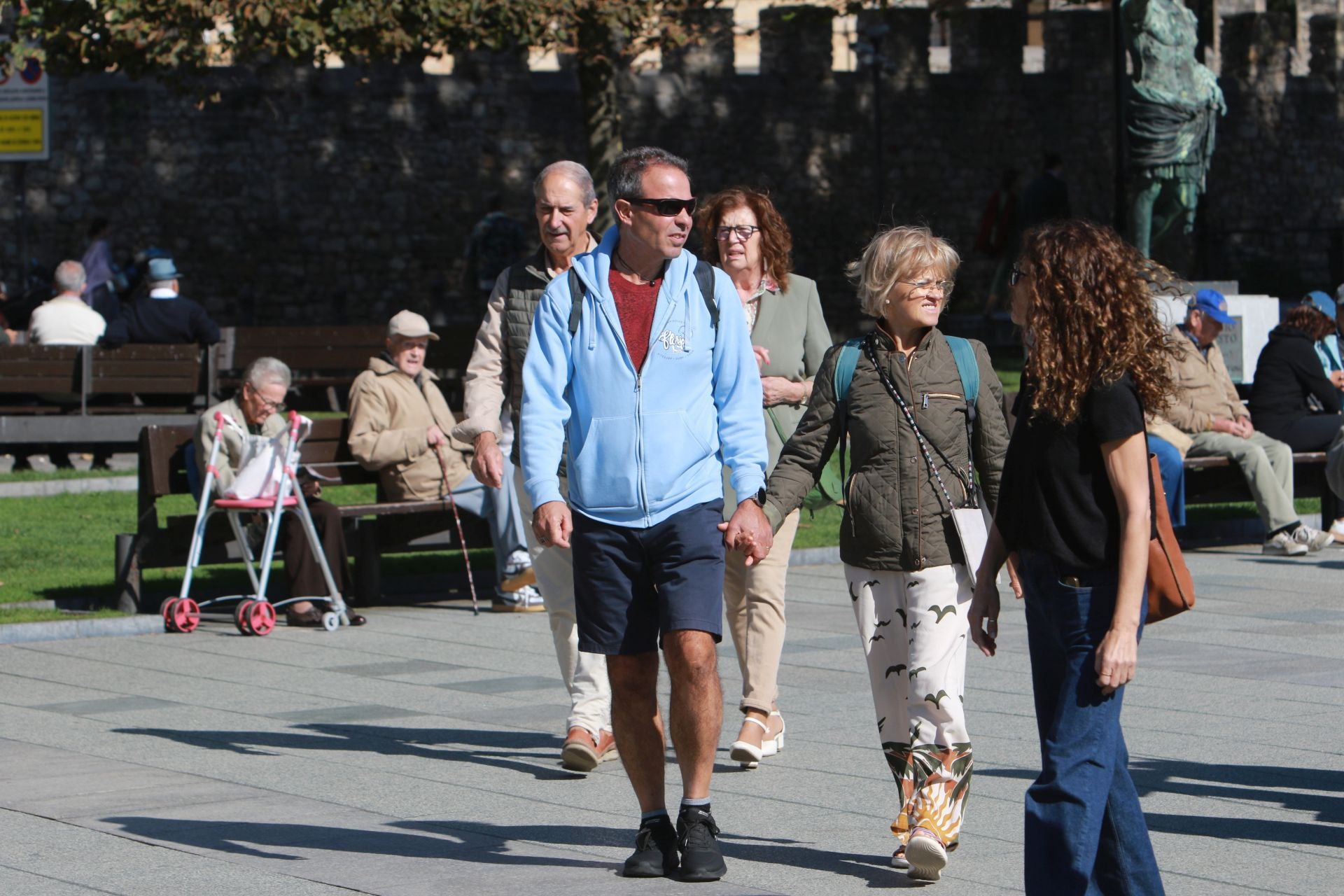 El sol y el puente llenan las calles de Asturias