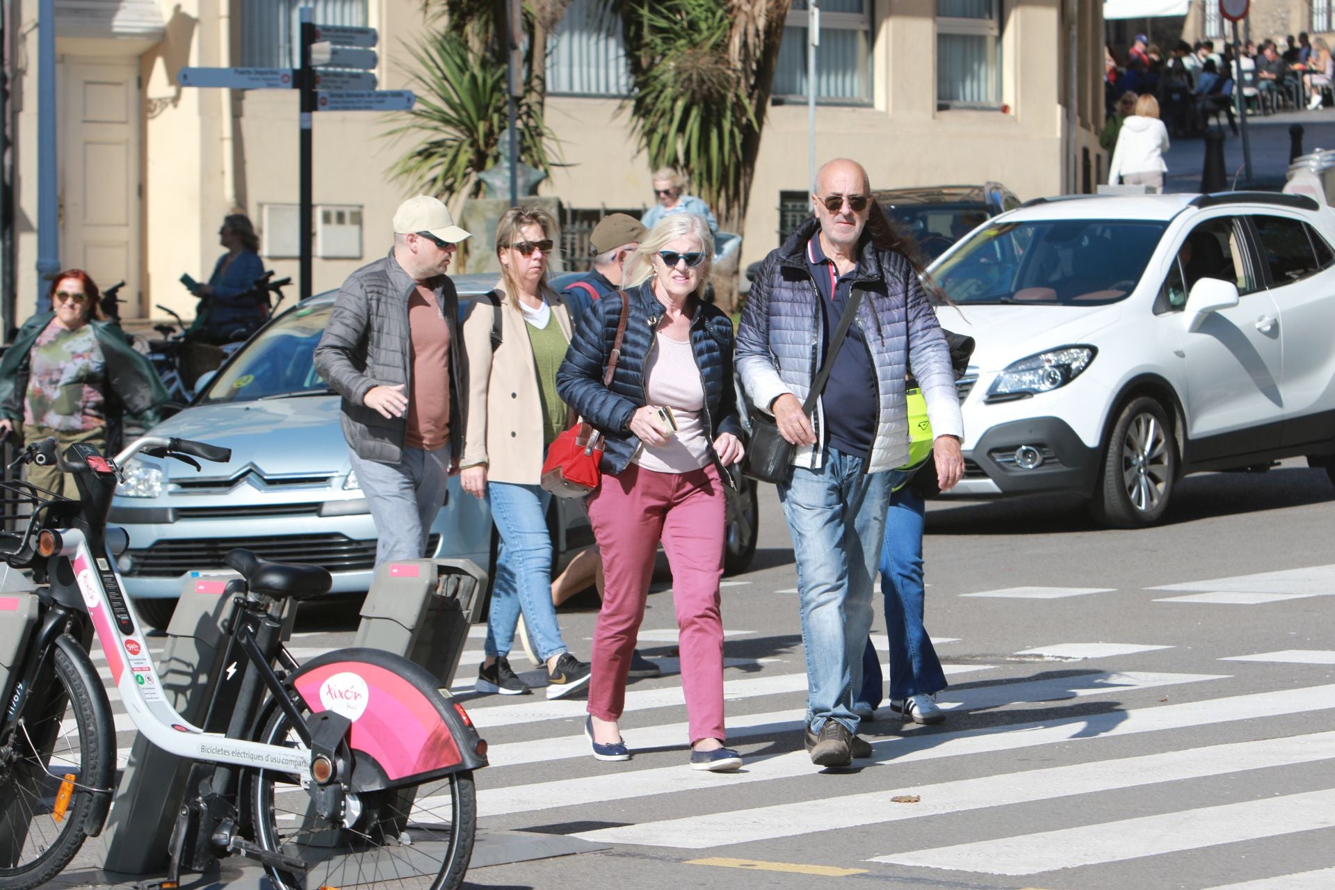 El sol y el puente llenan las calles de Asturias