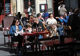 El sol y el puente llenan las calles de Asturias