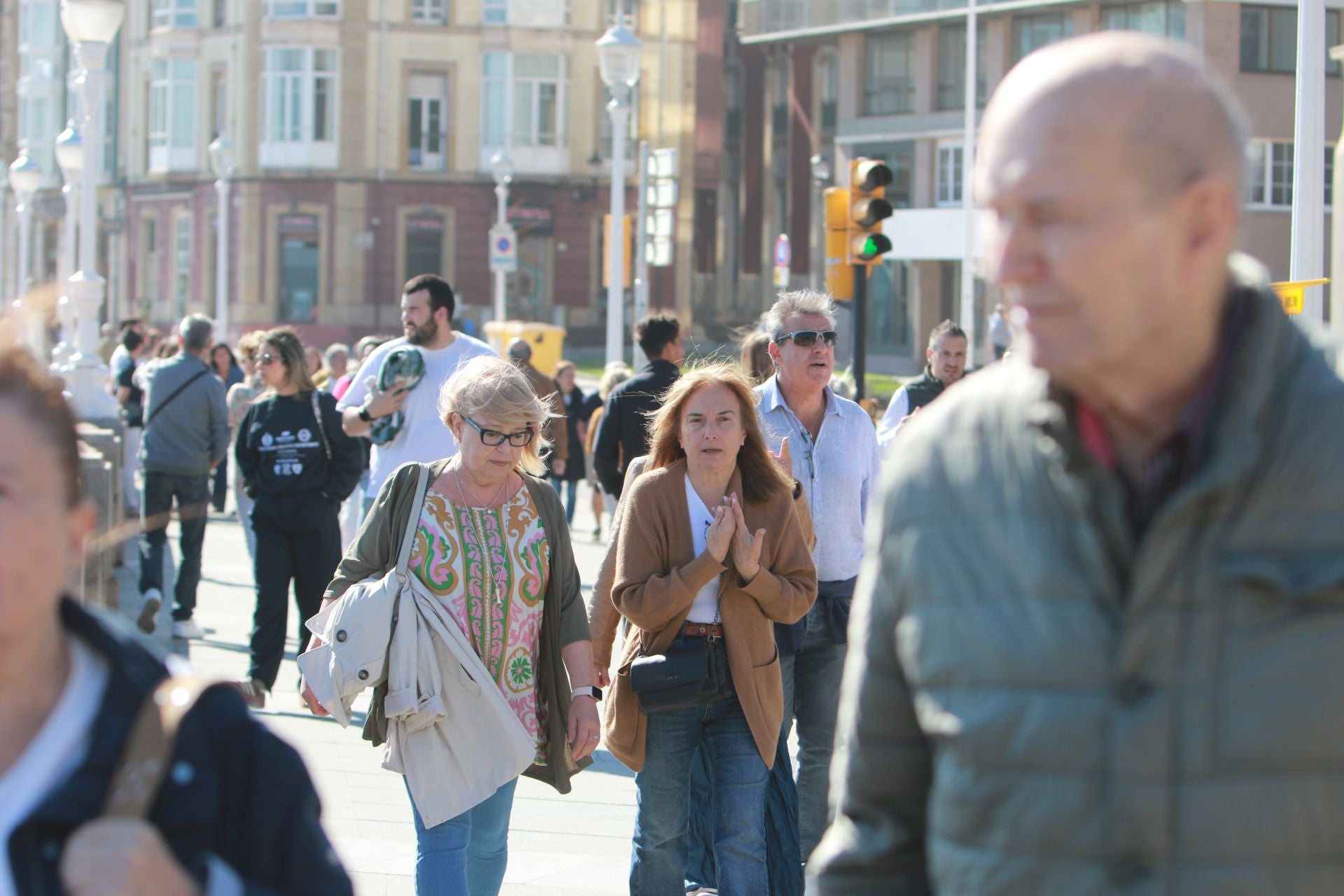 El sol y el puente llenan las calles de Asturias