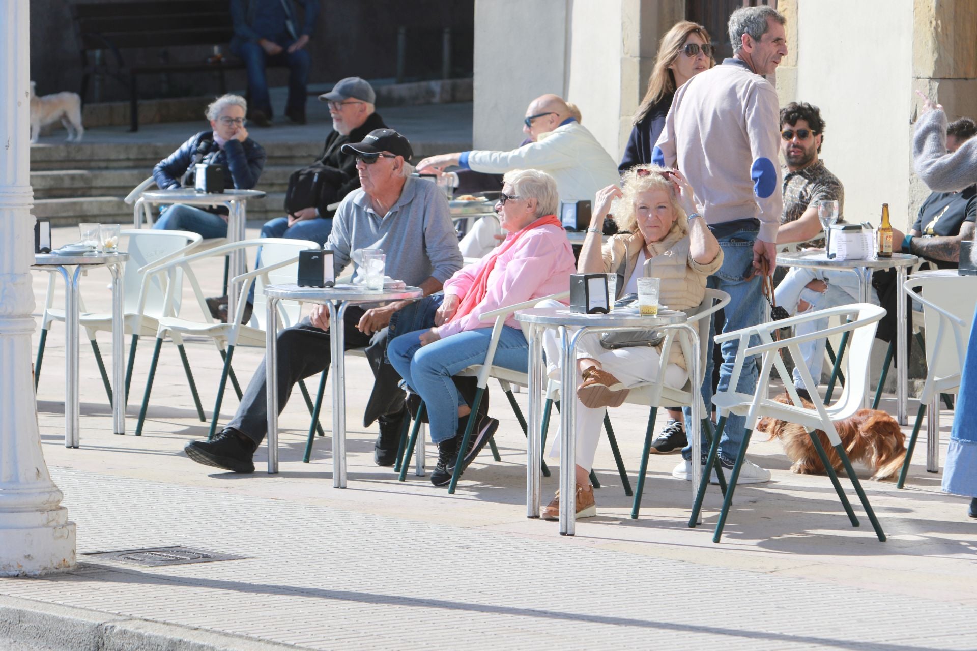 El sol y el puente llenan las calles de Asturias