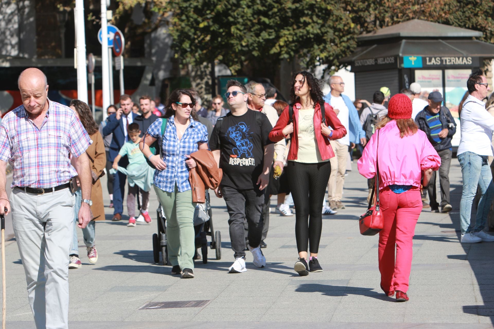 El sol y el puente llenan las calles de Asturias