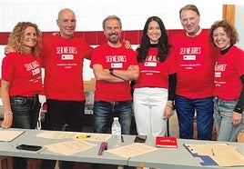 Paula Gómez (primera a la izquierda), con el presidente de la Cruz Roja en Gijón, José Ramón González (segundo por la derecha) y sus compañeros Felipe, Ángel, Sofía e Isabel, organizadores de una marcha solidaria.