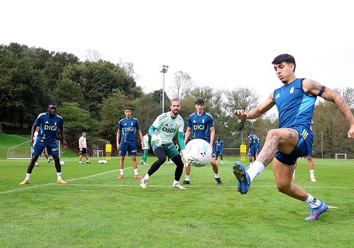 Colombatto, a la derecha, controla un balón durante una sesión en El Requexón.