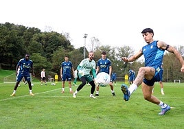 Colombatto, a la derecha, controla un balón durante una sesión en El Requexón.