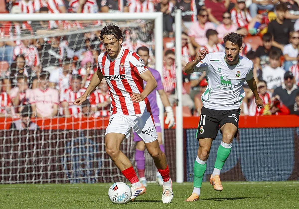 El rojiblanco Álex Corredera sale con el balón controlado.