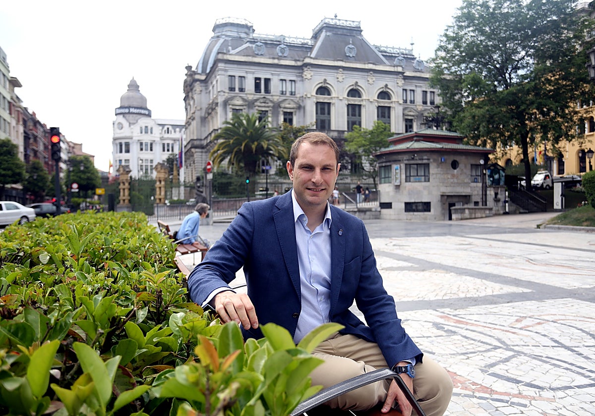 Adrián Pumares, en el ovetense Paseo de los Álamos.