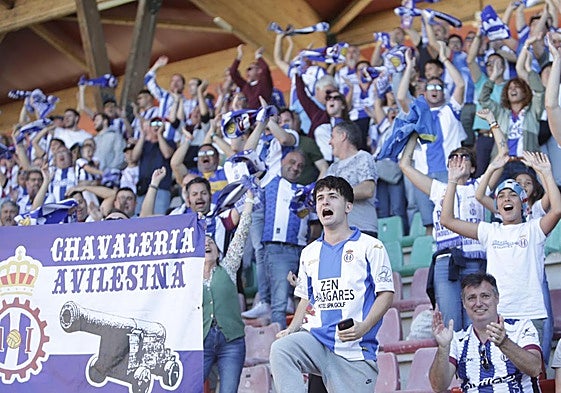 La afición del Real Avilés celebra uno de los goles en el Ruta de la Plata.
