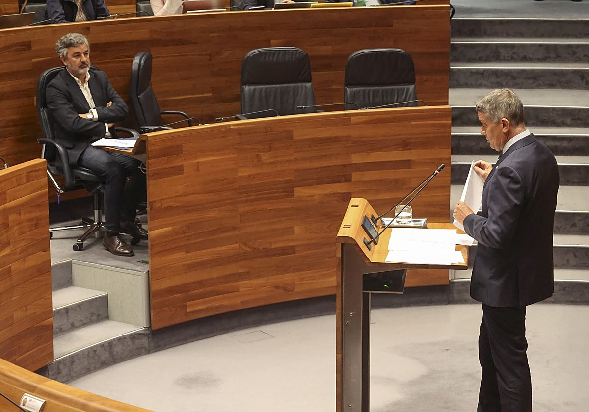 El consejero Alejandro Calvo, sentado en su escaño, escuchando a un diputado de la oposición.