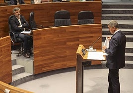 El consejero Alejandro Calvo, sentado en su escaño, escuchando a un diputado de la oposición.