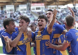 Los jugadores del Real Avilés celebran el tanto postrero de Javi Cueto.