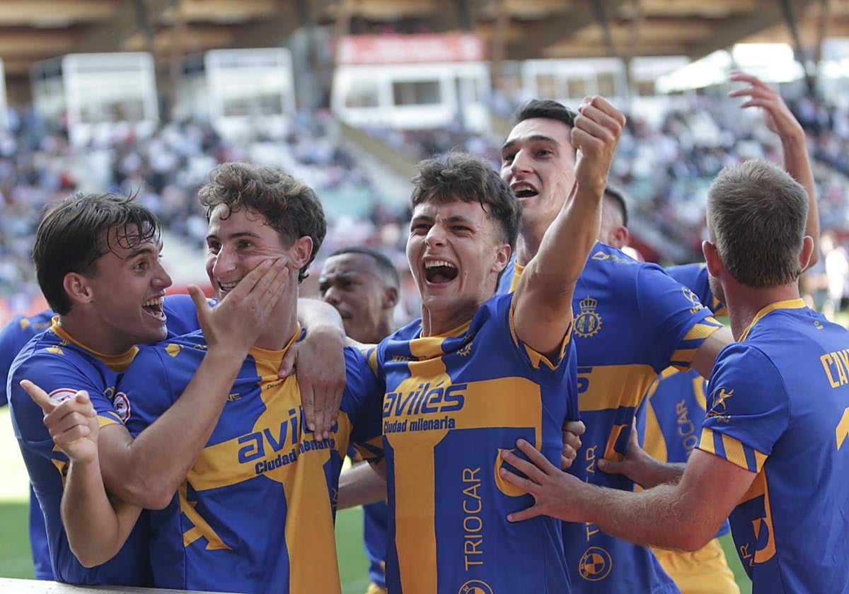Los jugadores del Real Avilés celebran el tanto postrero de Javi Cueto.