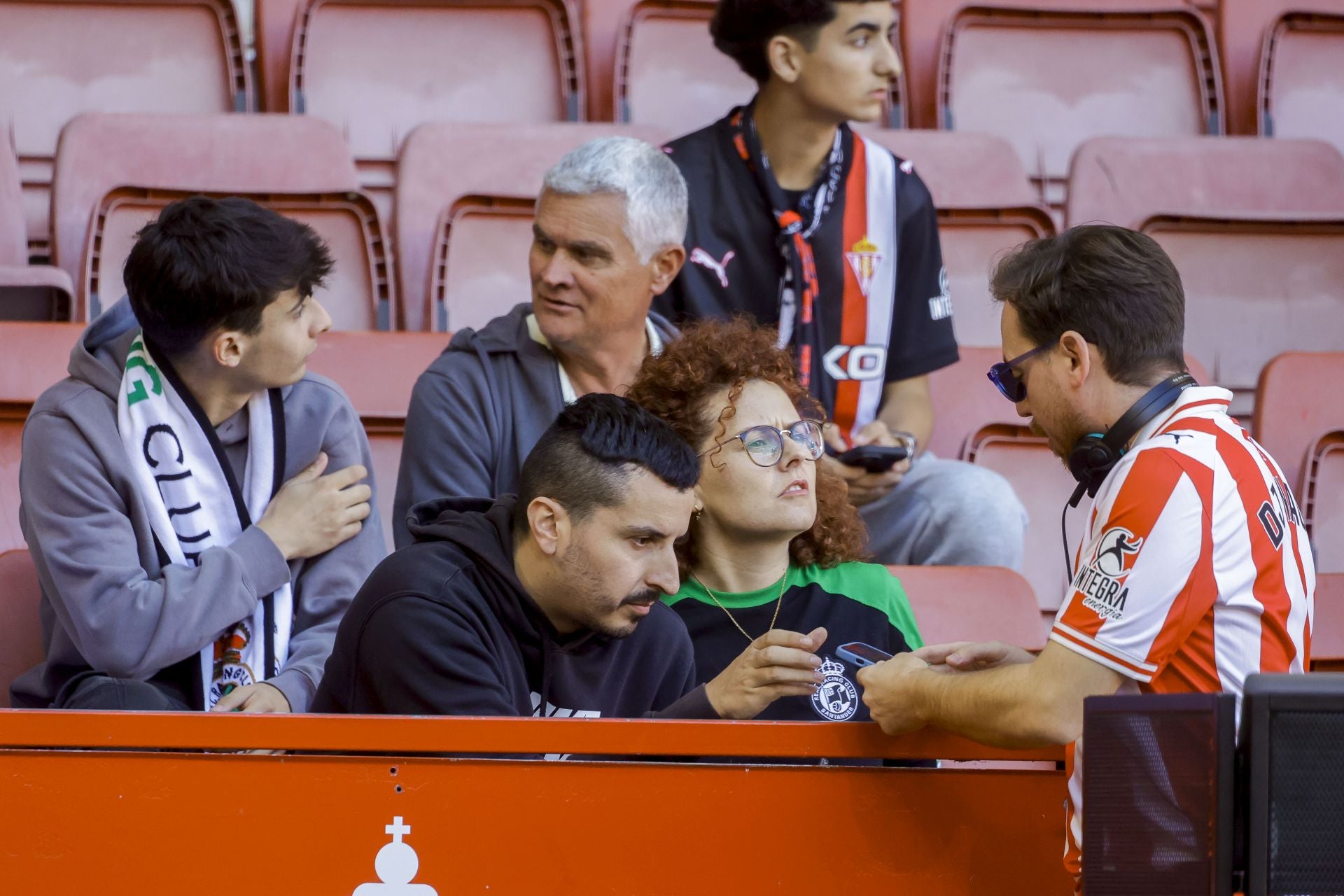 ¿Estuviste viendo el Sporting de Gijón - Racing de Santander? ¡Búscate en las fotos de El Molinón!