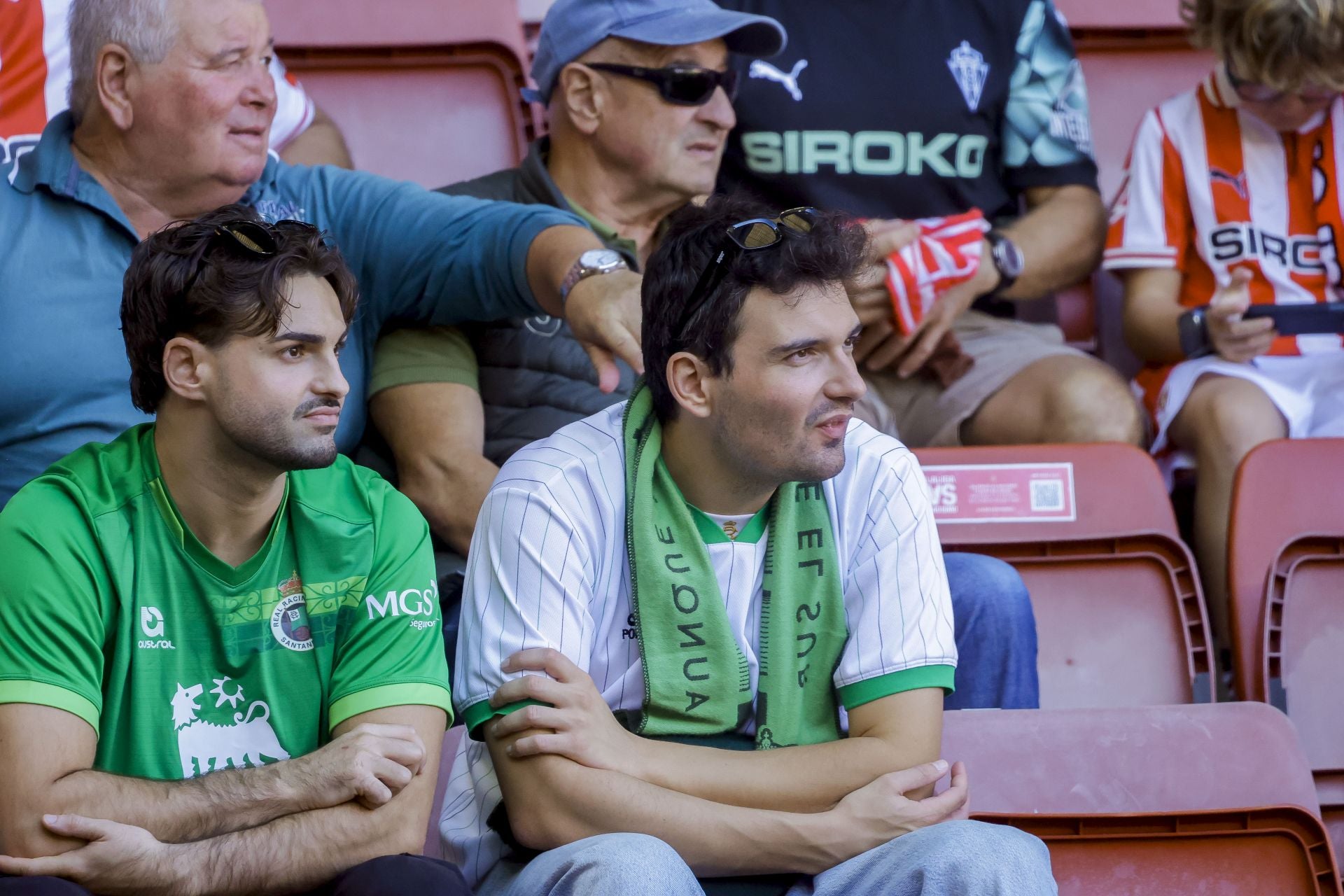 ¿Estuviste viendo el Sporting de Gijón - Racing de Santander? ¡Búscate en las fotos de El Molinón!