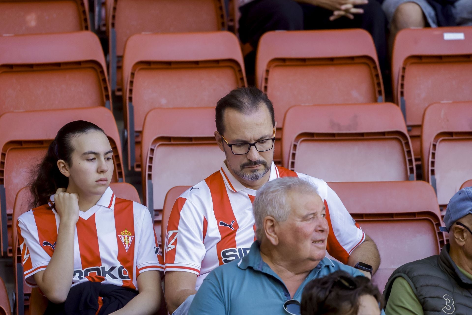 ¿Estuviste viendo el Sporting de Gijón - Racing de Santander? ¡Búscate en las fotos de El Molinón!