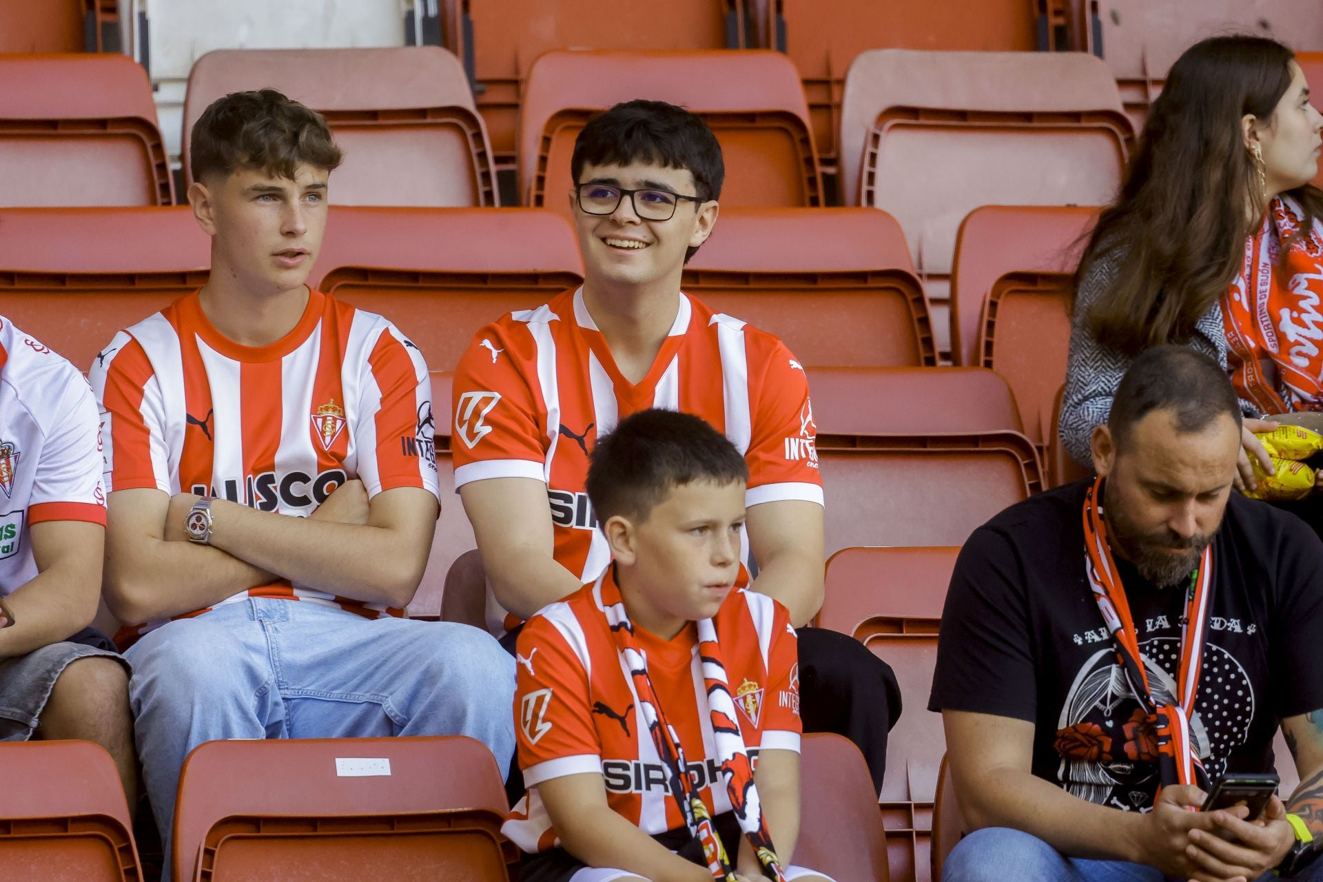¿Estuviste viendo el Sporting de Gijón - Racing de Santander? ¡Búscate en las fotos de El Molinón!