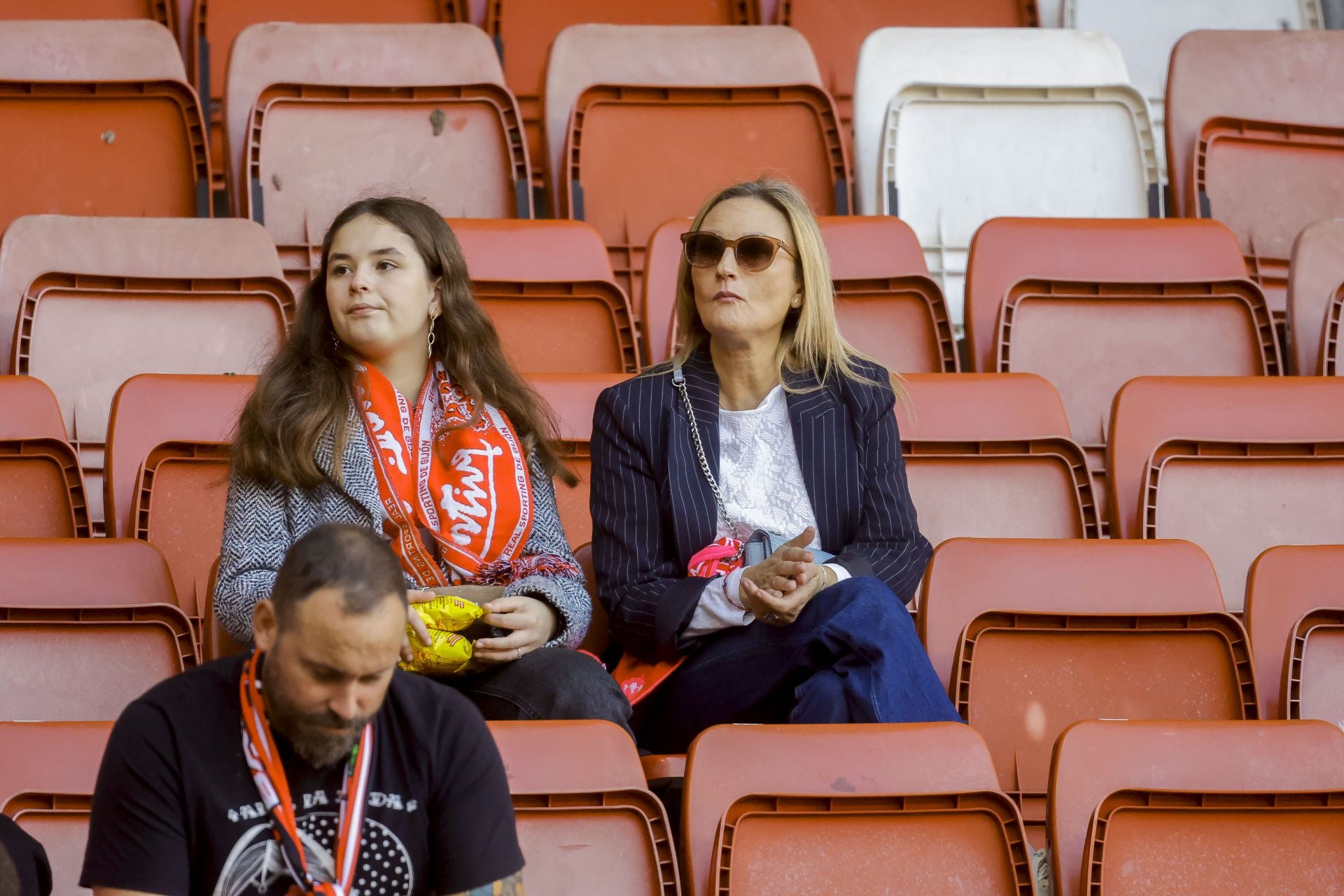 ¿Estuviste viendo el Sporting de Gijón - Racing de Santander? ¡Búscate en las fotos de El Molinón!