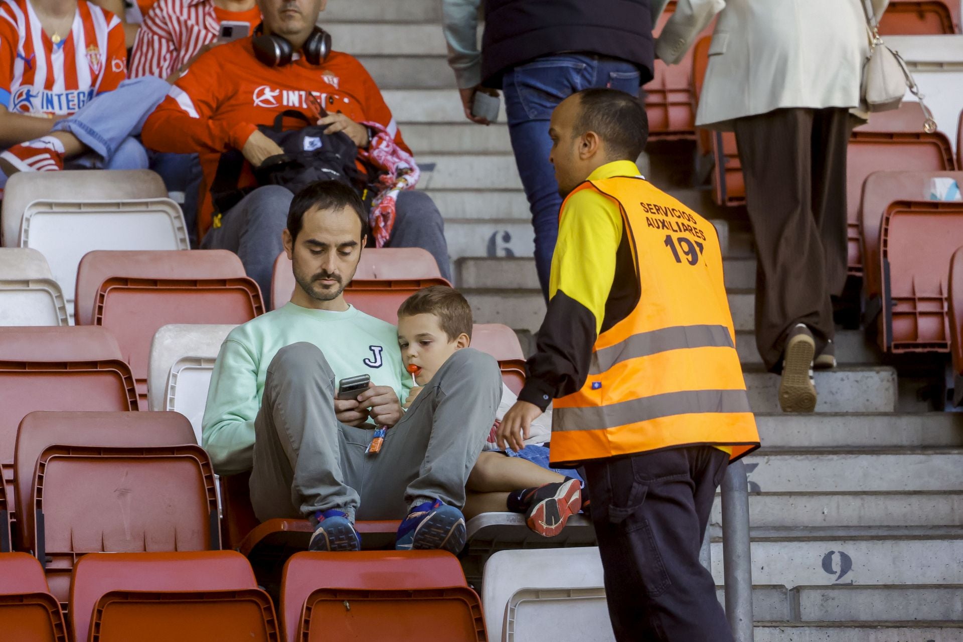 ¿Estuviste viendo el Sporting de Gijón - Racing de Santander? ¡Búscate en las fotos de El Molinón!