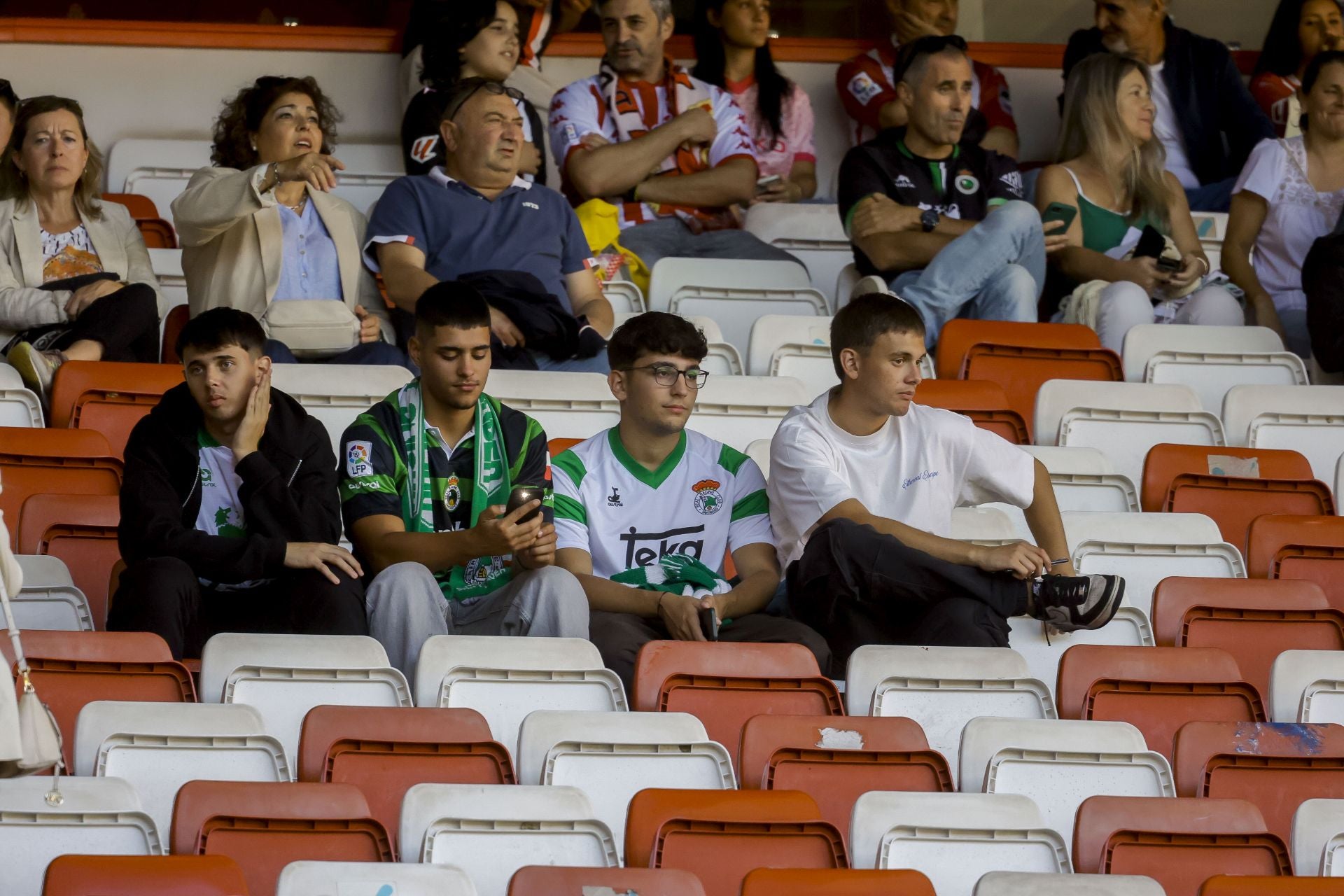 ¿Estuviste viendo el Sporting de Gijón - Racing de Santander? ¡Búscate en las fotos de El Molinón!