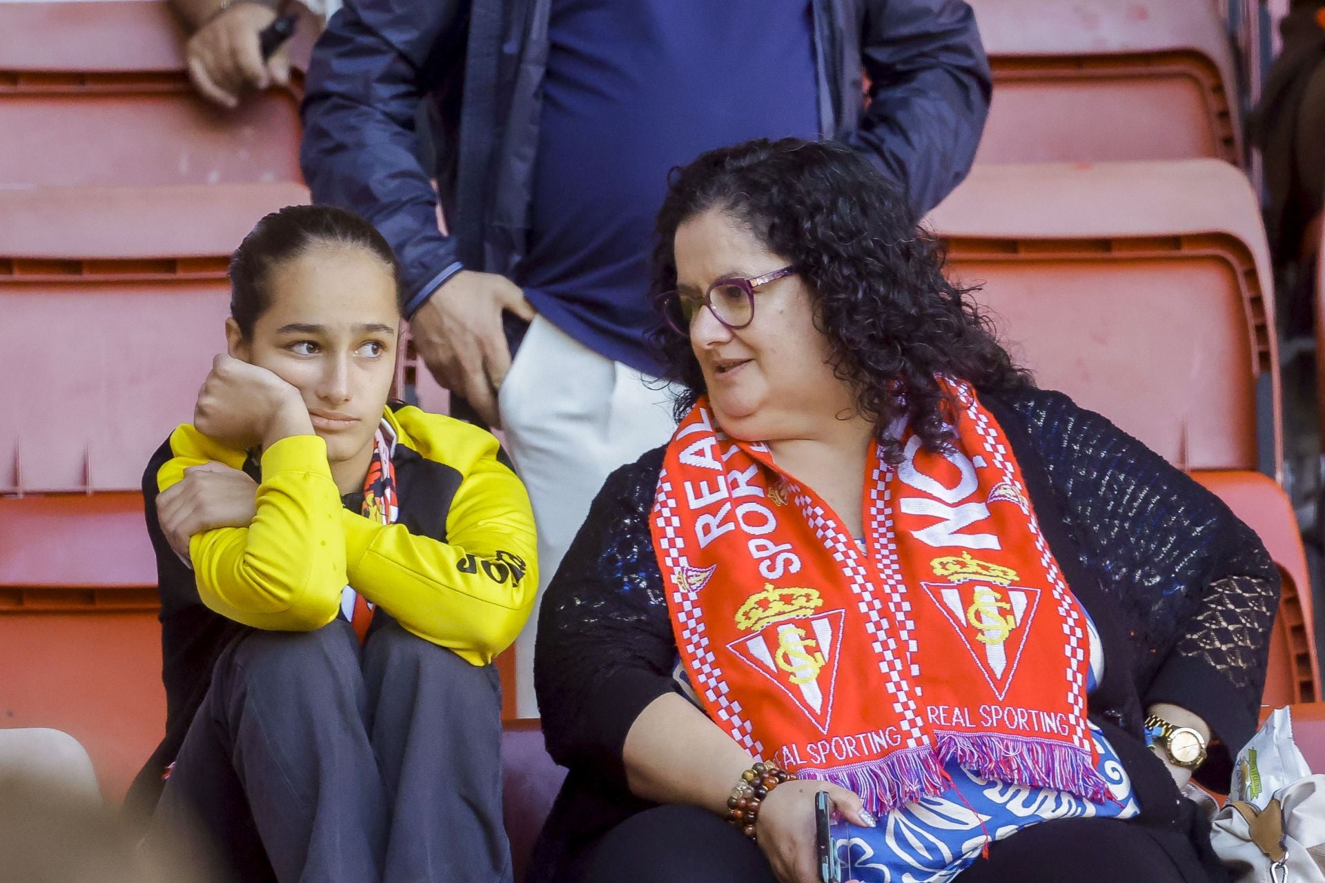 ¿Estuviste viendo el Sporting de Gijón - Racing de Santander? ¡Búscate en las fotos de El Molinón!